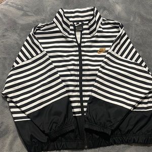 Nike 3/4 sleeve wind breaker